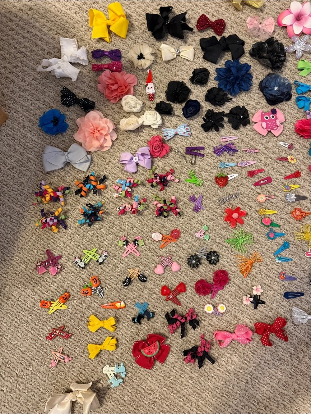 Huge lot of Girls hair bows barrettes clips Gymboree flowers holidays etc
